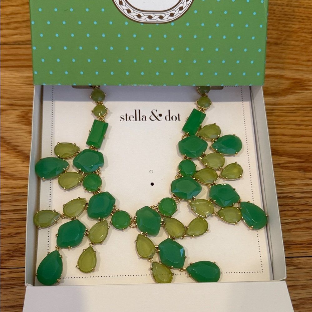 Stella & Dot Vibrant Green Necklace
